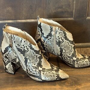 MARC FISHER RETTA BLOCK HEEL BOOTS SNAKE PRINT SIZE 8 1/2M-Never Worn EXCELLENT
